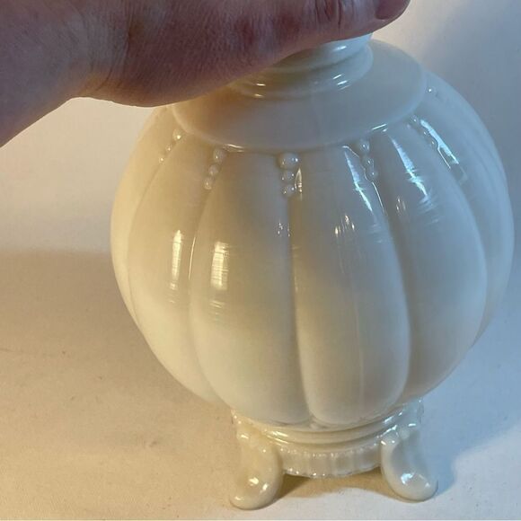 old ivory colored milk glass table lamp, vintage alacite Aladdin lamp shade - Picture 12 of 15